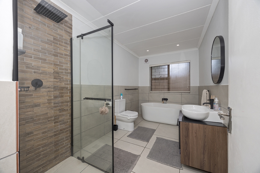 7 Bedroom Property for Sale in Sonstraal Western Cape